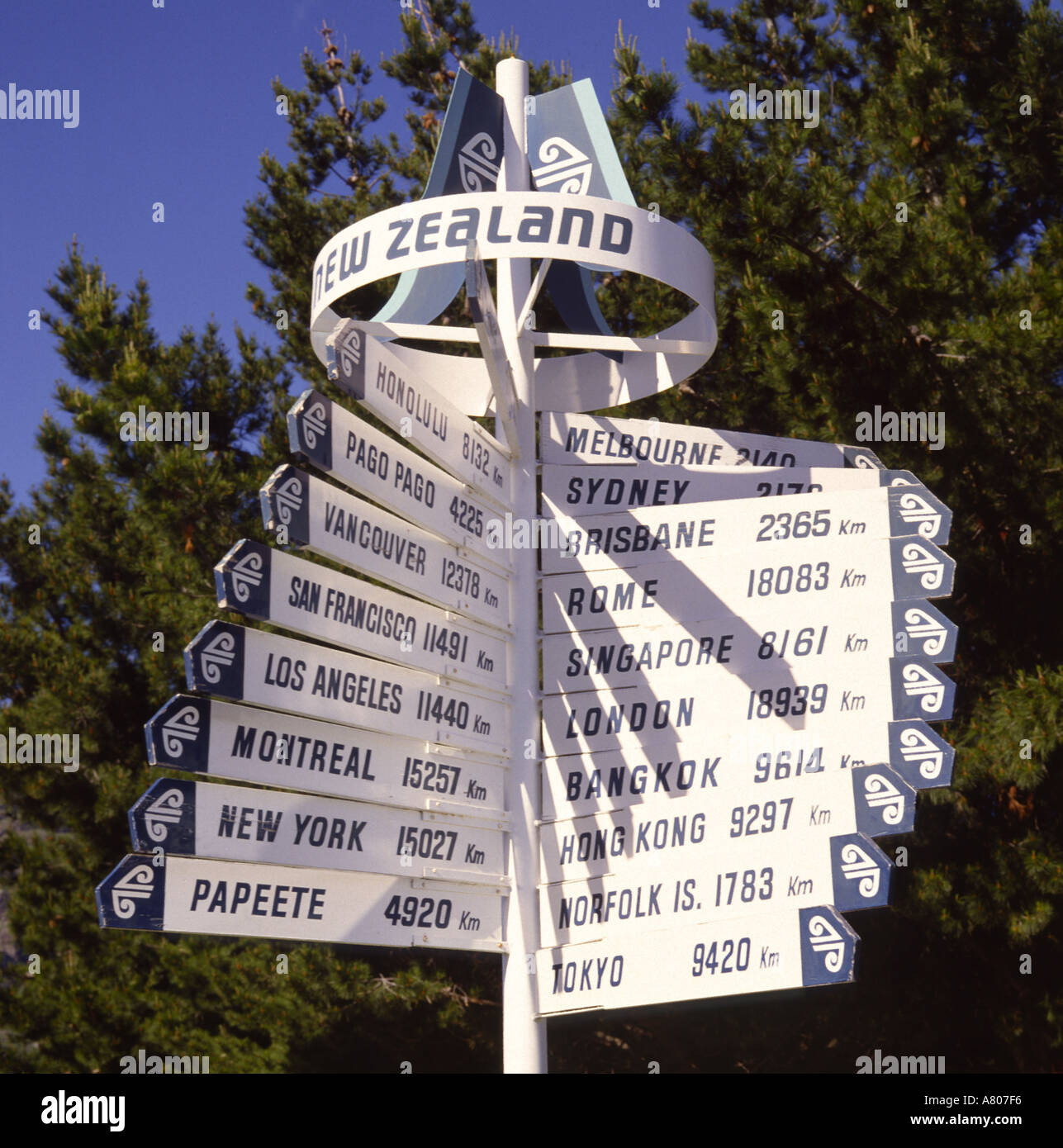 Weißes Schild befindet sich in Queenstown Neuseeland mit achtzehn Zeiger & Air NZ Logos auf verschiedene Städte der Welt Stockfoto
