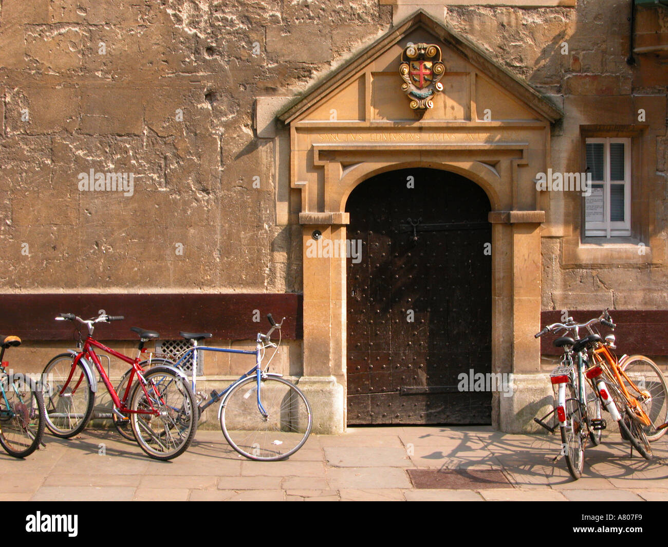 Fahrräder geparkt vor St Edmund Hall Eingang Oxford University Stockfoto