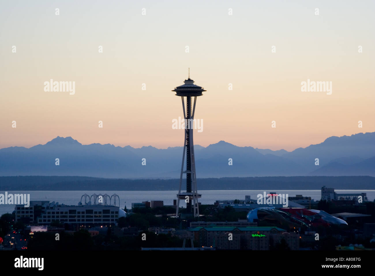 USA, Washington, Seattle.  Space Needle und Olympischen Berge bei Sonnenuntergang. Stockfoto