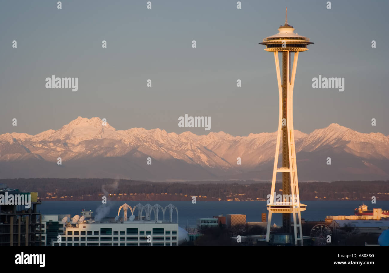 USA, Washington, Seattle. Blick auf die Olympic Mountains und der Space Needle im Morgengrauen Stockfoto