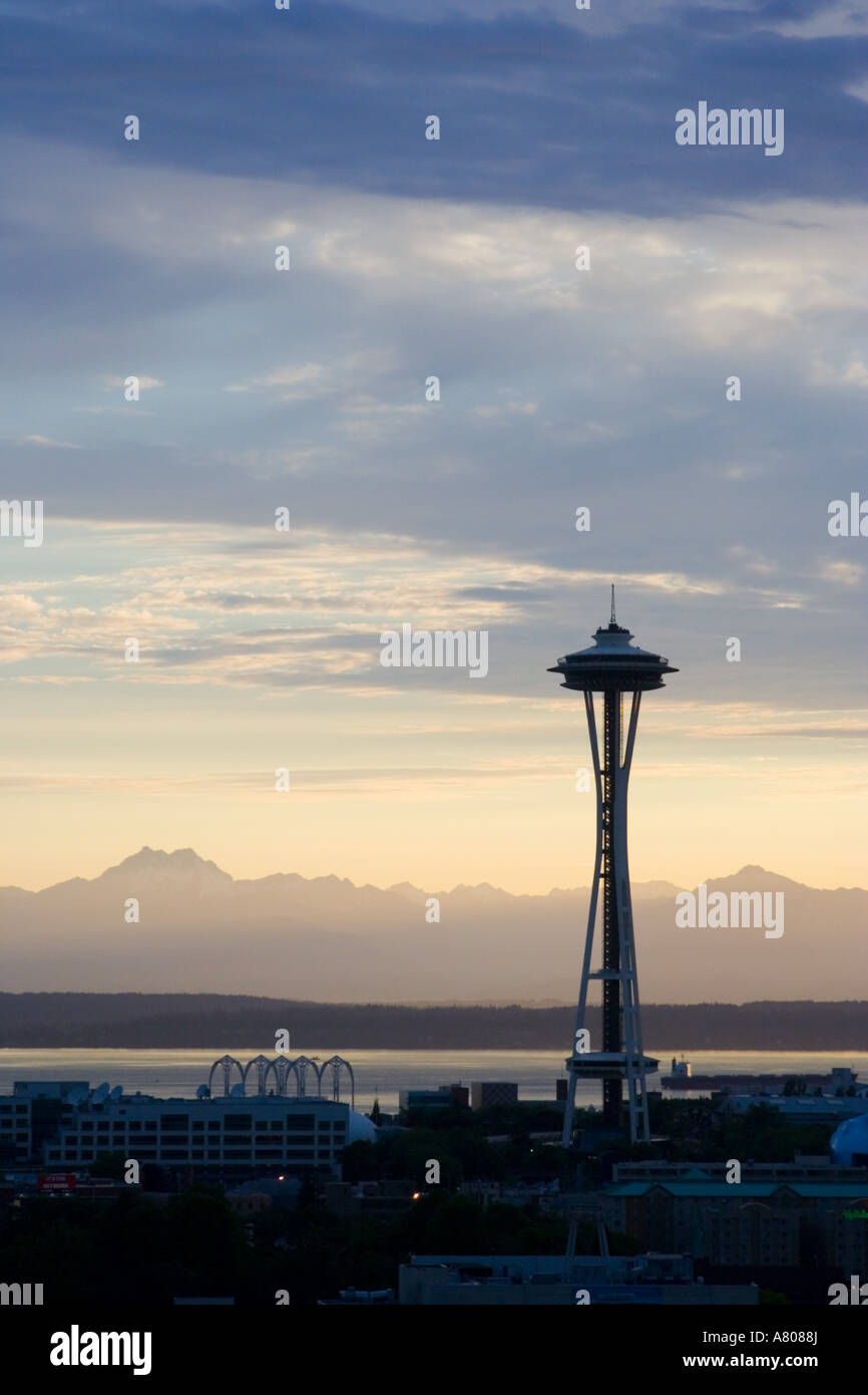 USA, Washington, Seattle.  Space Needle und Olympischen Berge bei Sonnenuntergang. Stockfoto