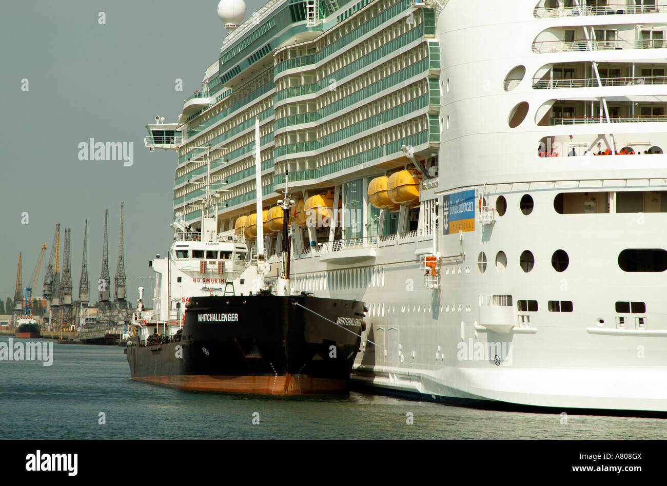 Hafen Southampton Navigator of the Seas Kreuzfahrt Schiff neben den Bunkern Schiff Whitchallenger Stockfoto