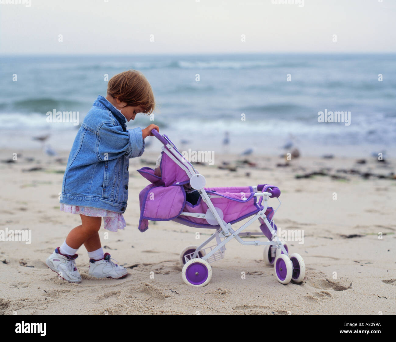 Kind 2, 3, 4, 5, 6, Jahre, alt, schieben Kinderwagen Kinderwagen am Strand  Stockfotografie - Alamy