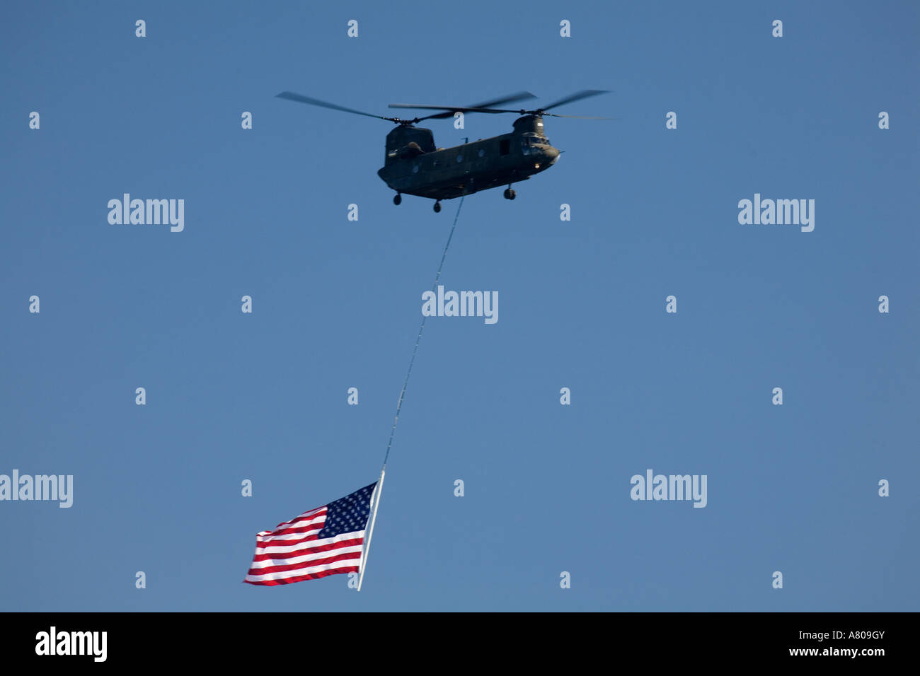 WA, Seattle, Boeing Chinook-Hubschrauber mit amerikanischen Flagge am SEAFAIR Stockfoto