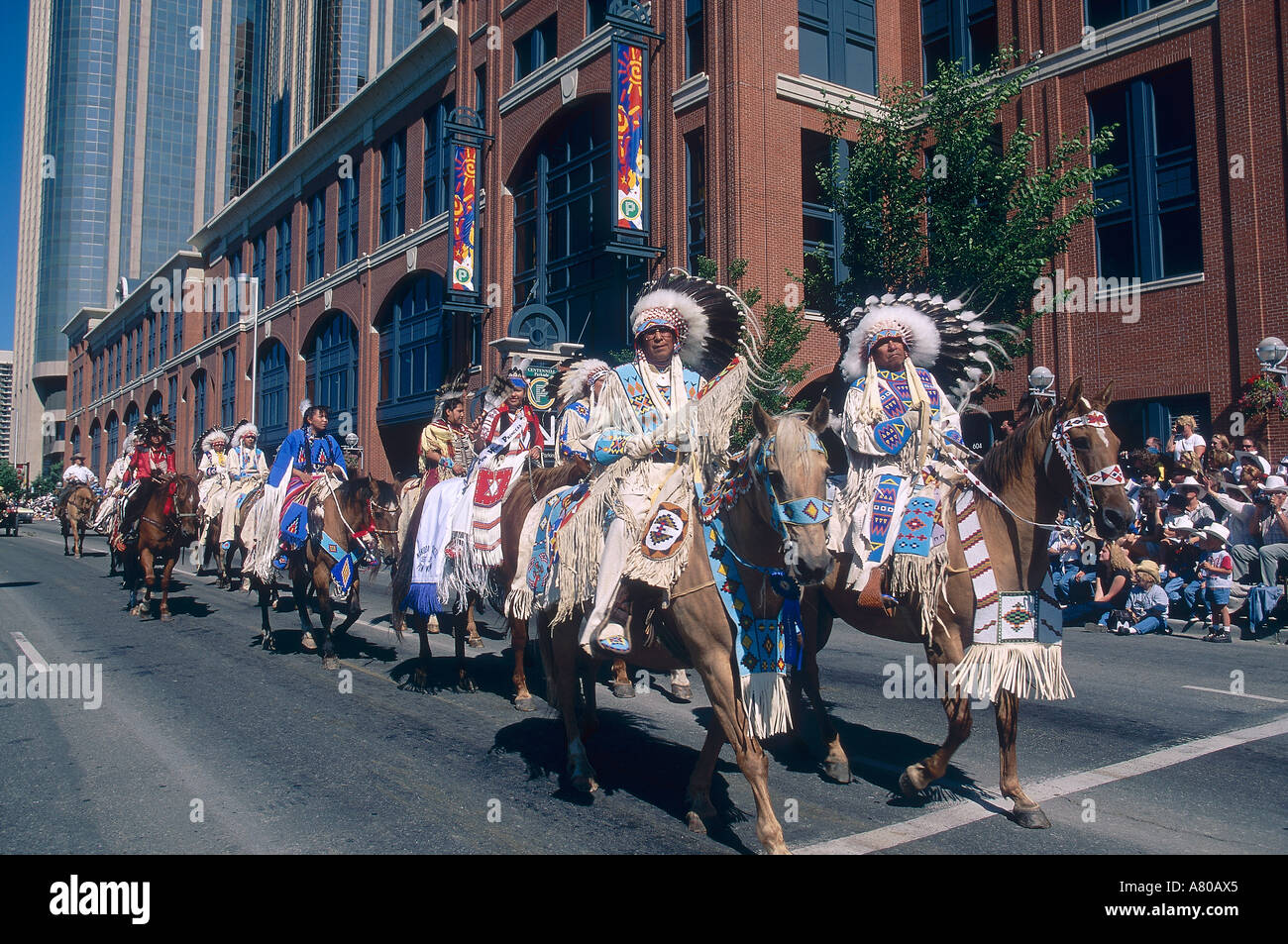 kanada alberta die grosse parade der calgary stampede grosste rodeo der vollen luft ganz amerikas der indianer in traditionellen outfits stockfotografie alamy