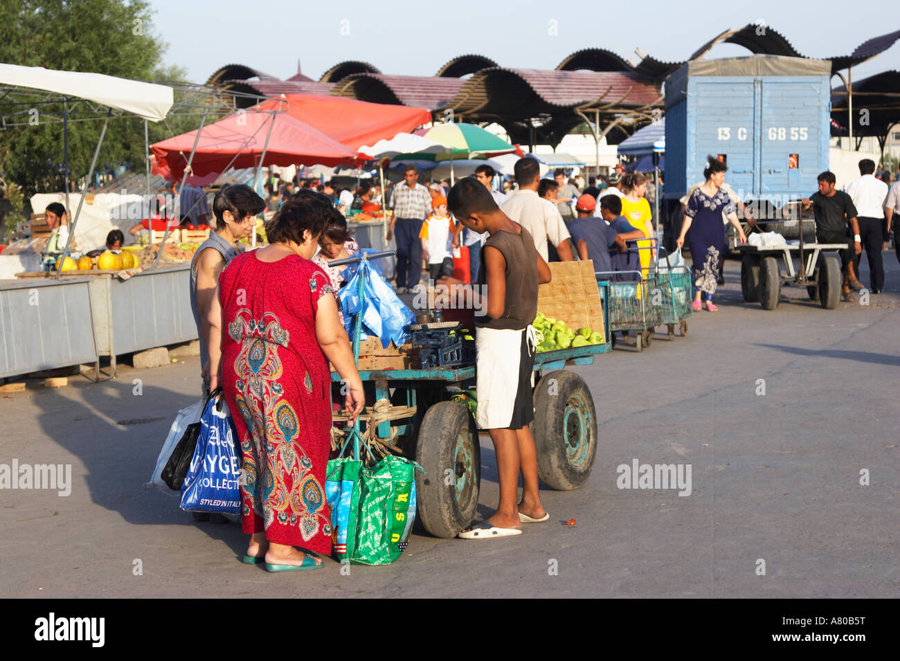 Taschkent, Verkäufer mit Wagen am Markt Stockfoto