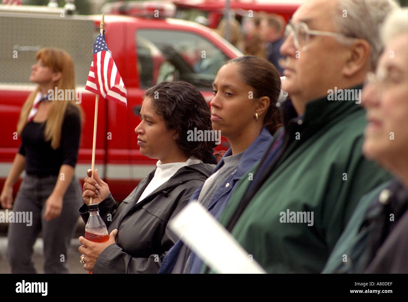 Junge schwarze Frauen mit Flagge am Minnesota erinnert sich an der Trauerfeier für die Opfer von 9/11 State Capitol. St Paul Minnesota MN USA Stockfoto