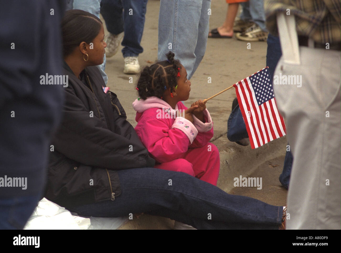 Schwarze Mutter mit Kind hält Flagge Minnesota erinnert sich Gedenkstätte für die Opfer von 9/11 State Capitol. St Paul Minnesota MN USA Stockfoto