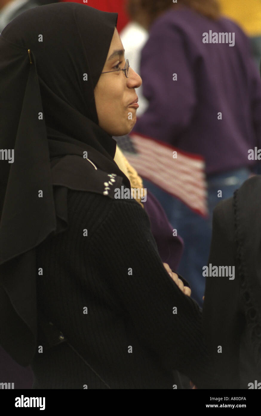 Muslimische Frau im Kopftuch in Minnesota erinnert sich an der Trauerfeier für die Opfer von 9/11 State Capitol. St Paul Minnesota MN USA Stockfoto