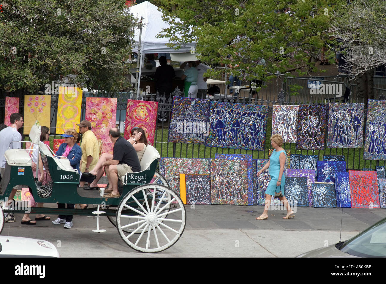 Touristen sehen die Bürgersteig Kunst am Jackson Square New Orleans Louisiana Stockfoto