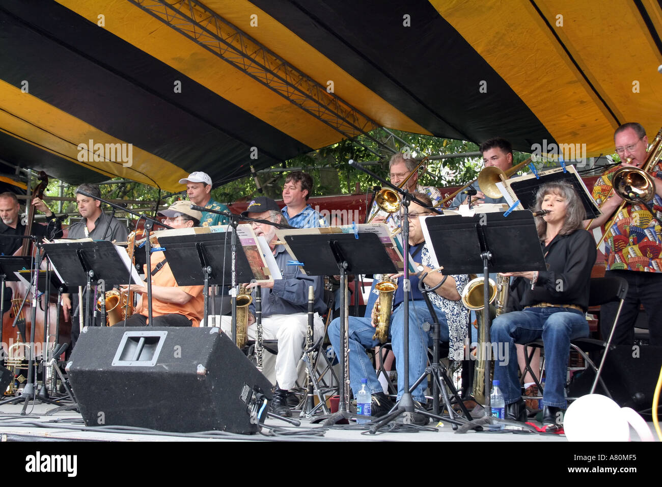 Eine jazz-Band führt in das French Quarter Festival New Orleans Louisiana Stockfoto