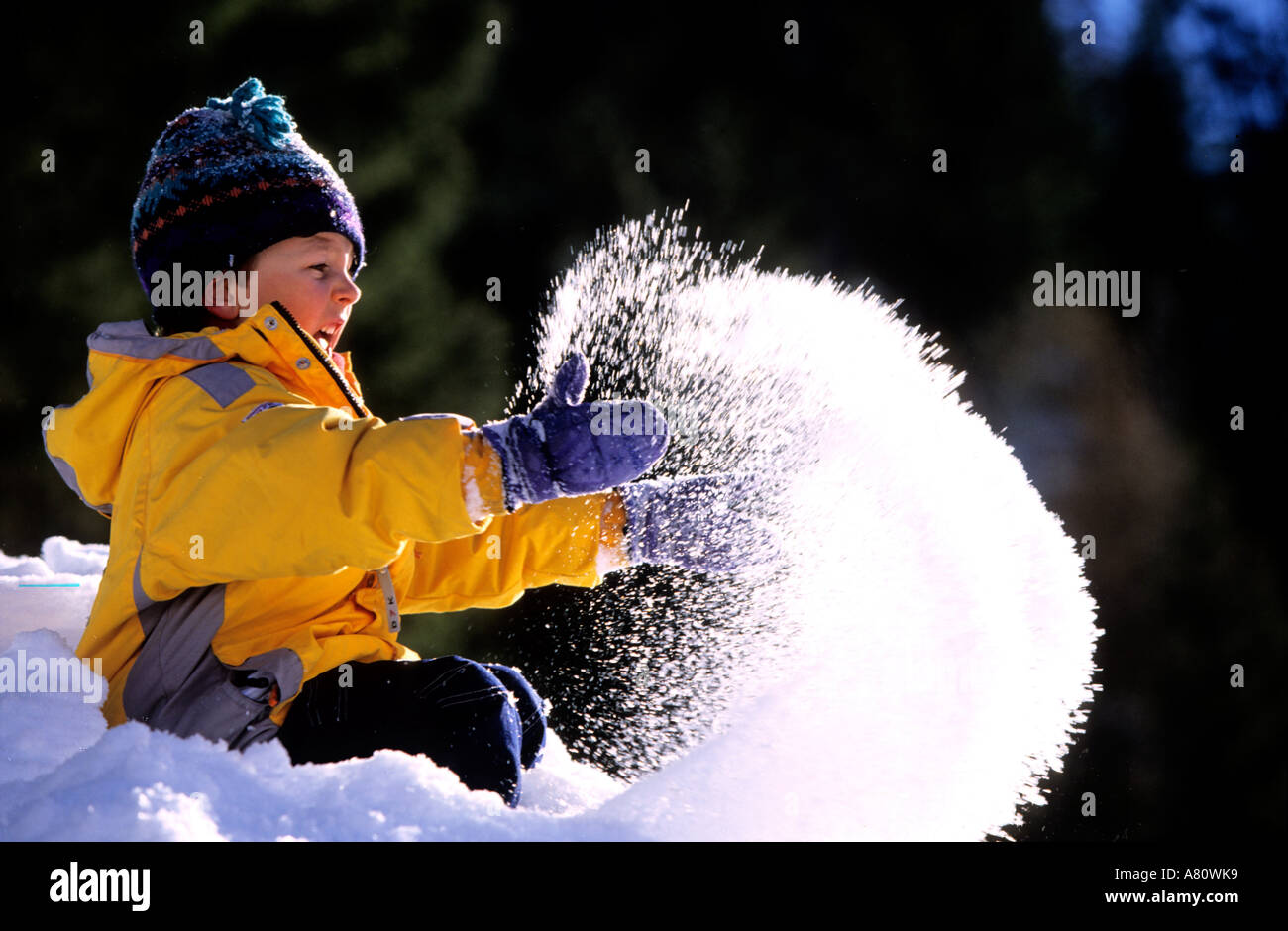 Frankreich, Savoyen, Kind Palying im Schnee im Skiort Courchevel (Model-Release "OK") Stockfoto