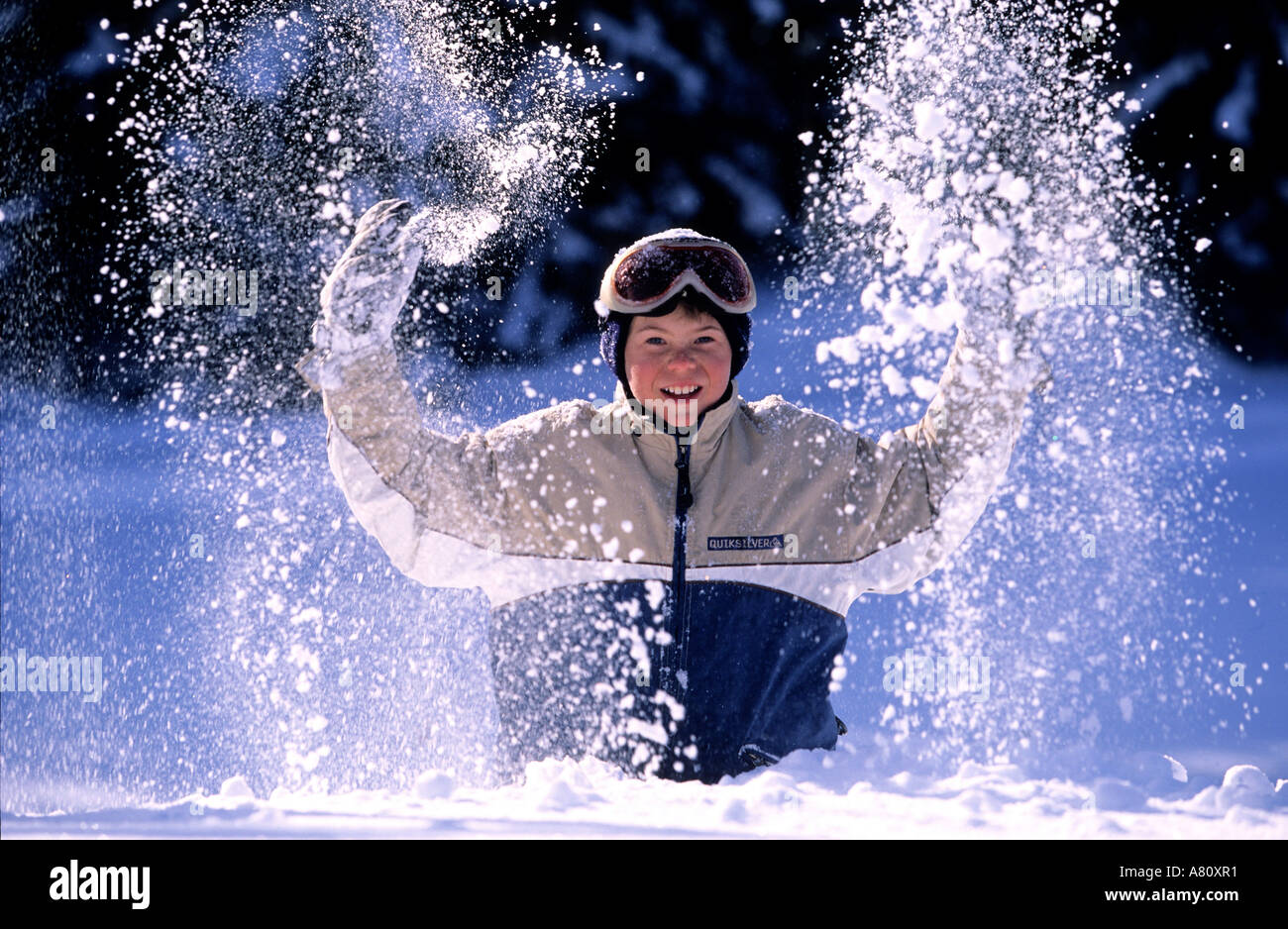 Frankreich, Savoyen, junge Palying im Schnee im Skiort Courchevel (Model-Release "OK") Stockfoto