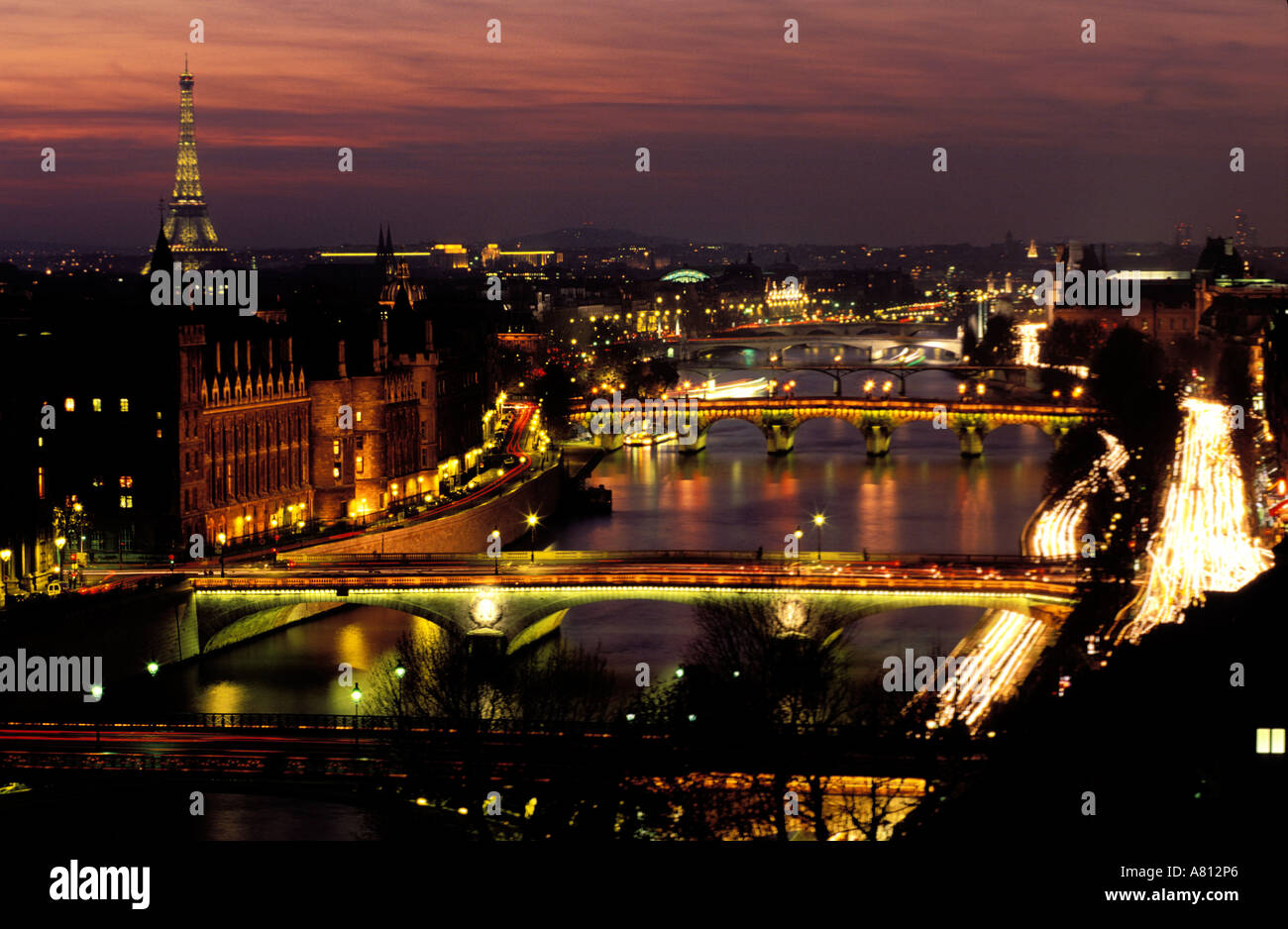 Frankreich, Paris, River Seine Brücken, nächtliche Beleuchtung des Eiffelturms von Pierre Bideau (Vervielfältigungsrecht) Stockfoto