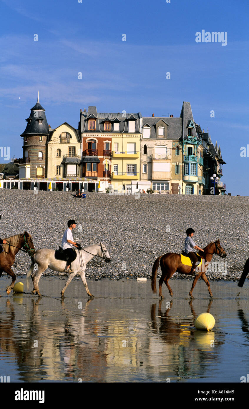 Frankreich, Somme, Mers-Les-Bains, Reitern am Strand und in den Hintergrund-Villen des XIX. Jahrhunderts Stockfoto