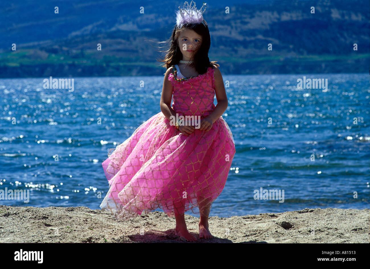 fünf Jahre altes Mädchen posiert wie eine Prinzessin Stockfoto