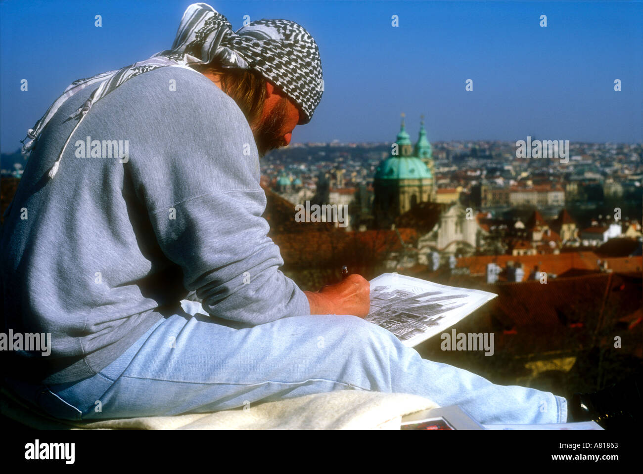 Ein Künstler skizzieren die Aussicht auf die Stadt von den Zinnen der Prager Burg-Prag-Tschechische Republik Stockfoto