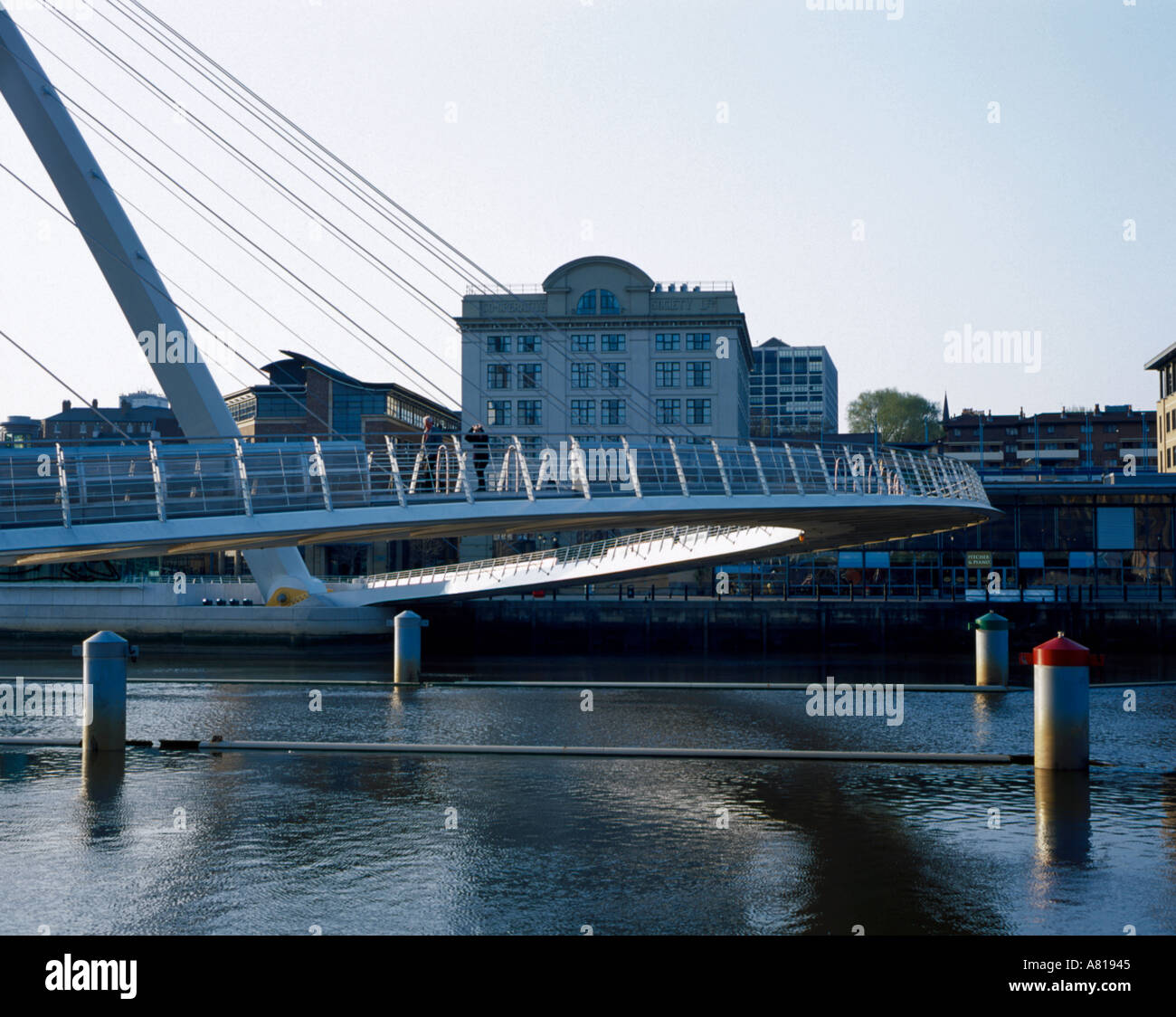 Gehweg von Gateshead Millennium Bridge über den Fluss Tyne, Gateshead, Tyneside, Tyne und Abnutzung, England, UK gebogen. Stockfoto