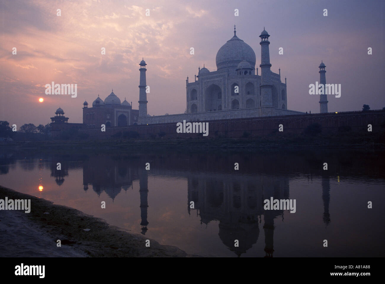 Taj Mahal in der Morgendämmerung in Agra Indien Stockfoto