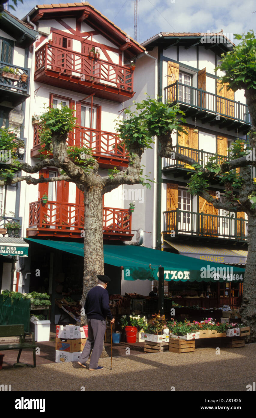 Spanien Pais Vasco Fuenterrabia Markt älterer Mann mit Barett zu Fuß mit Rohrstock Stockfoto