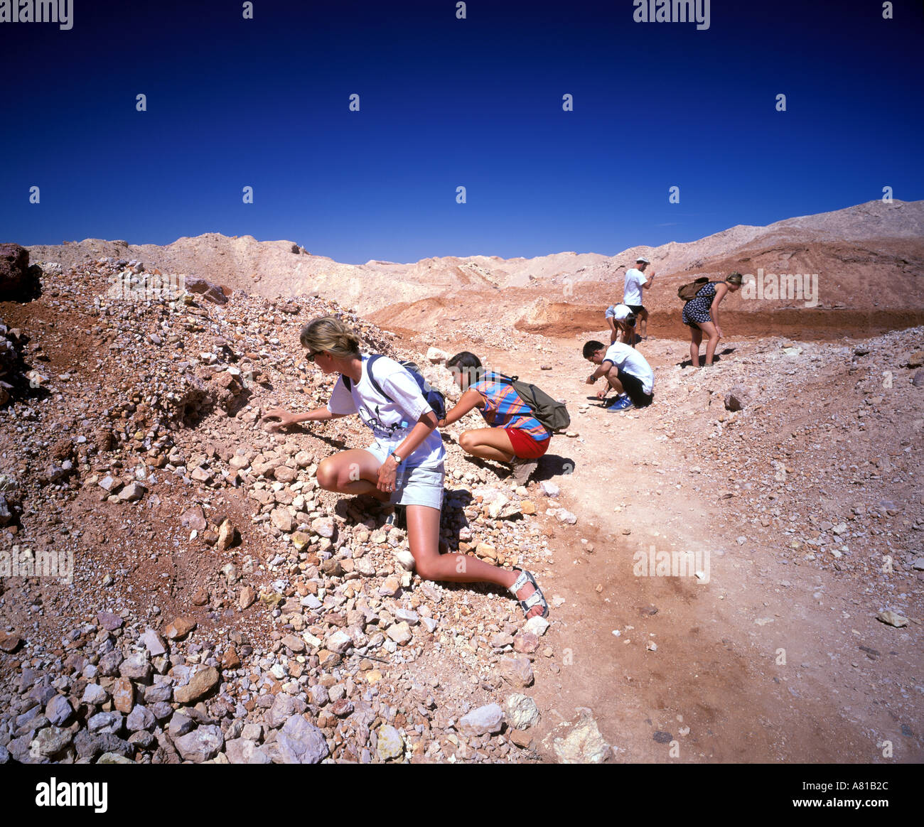 Touristen, die fossicking für Opale in Opal Bergbau Stadt von Coober Pedy in Südaustralien Stockfoto