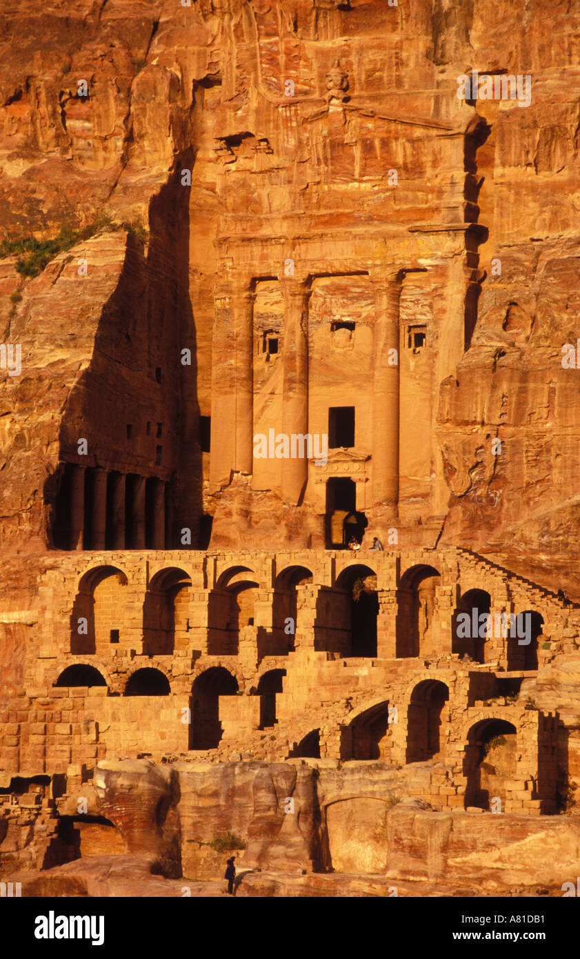 Seidengruft, Petra, Jordanien. Sonnenuntergang. Architektur aus festem Felsen gehauen. Um-Grab mit Gewölben darunter Stockfoto