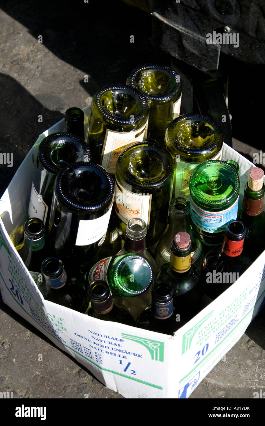 Leere Wein- und Bierflaschen Stockfoto