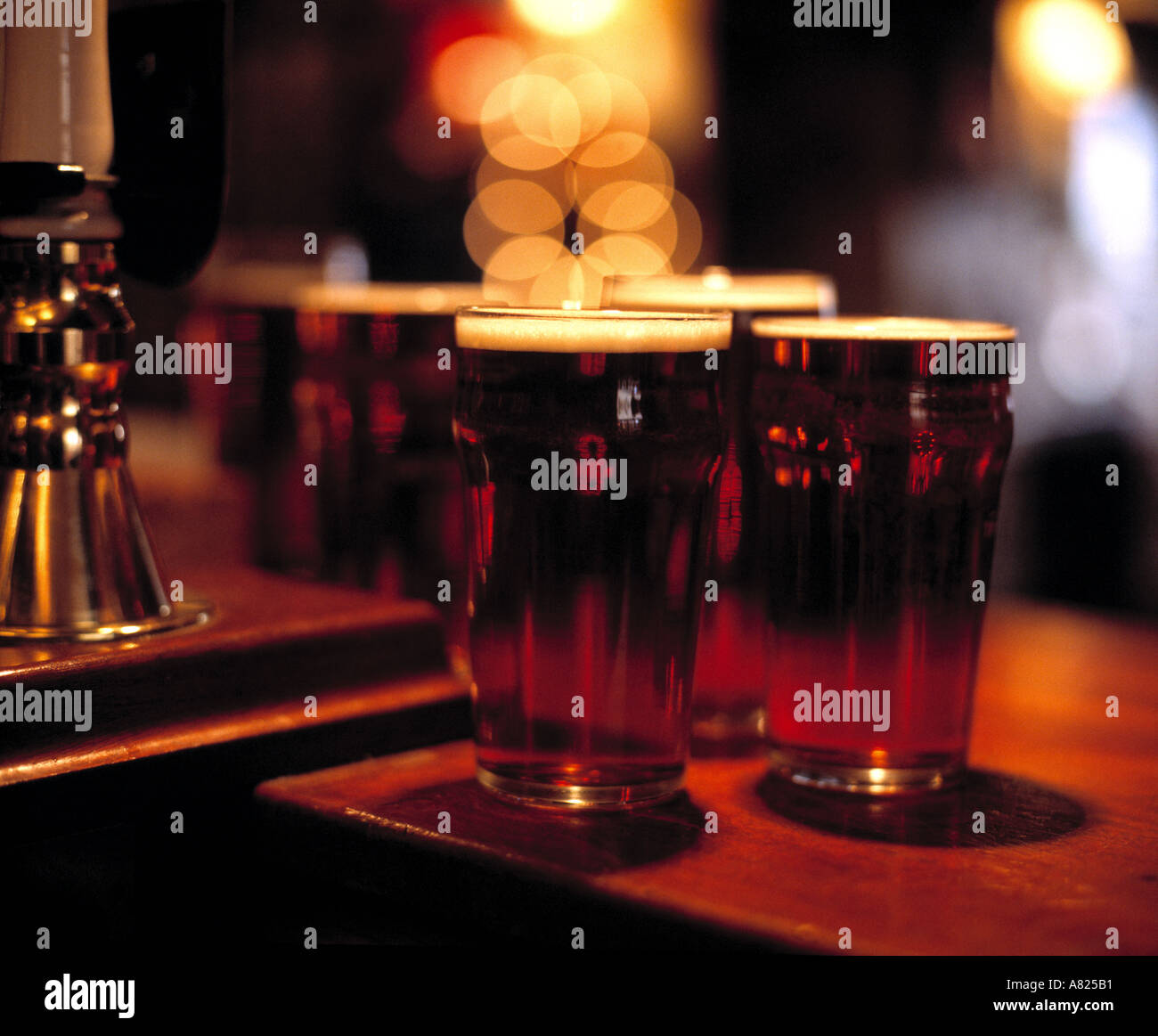 Pints Bier auf Bar Stockfoto