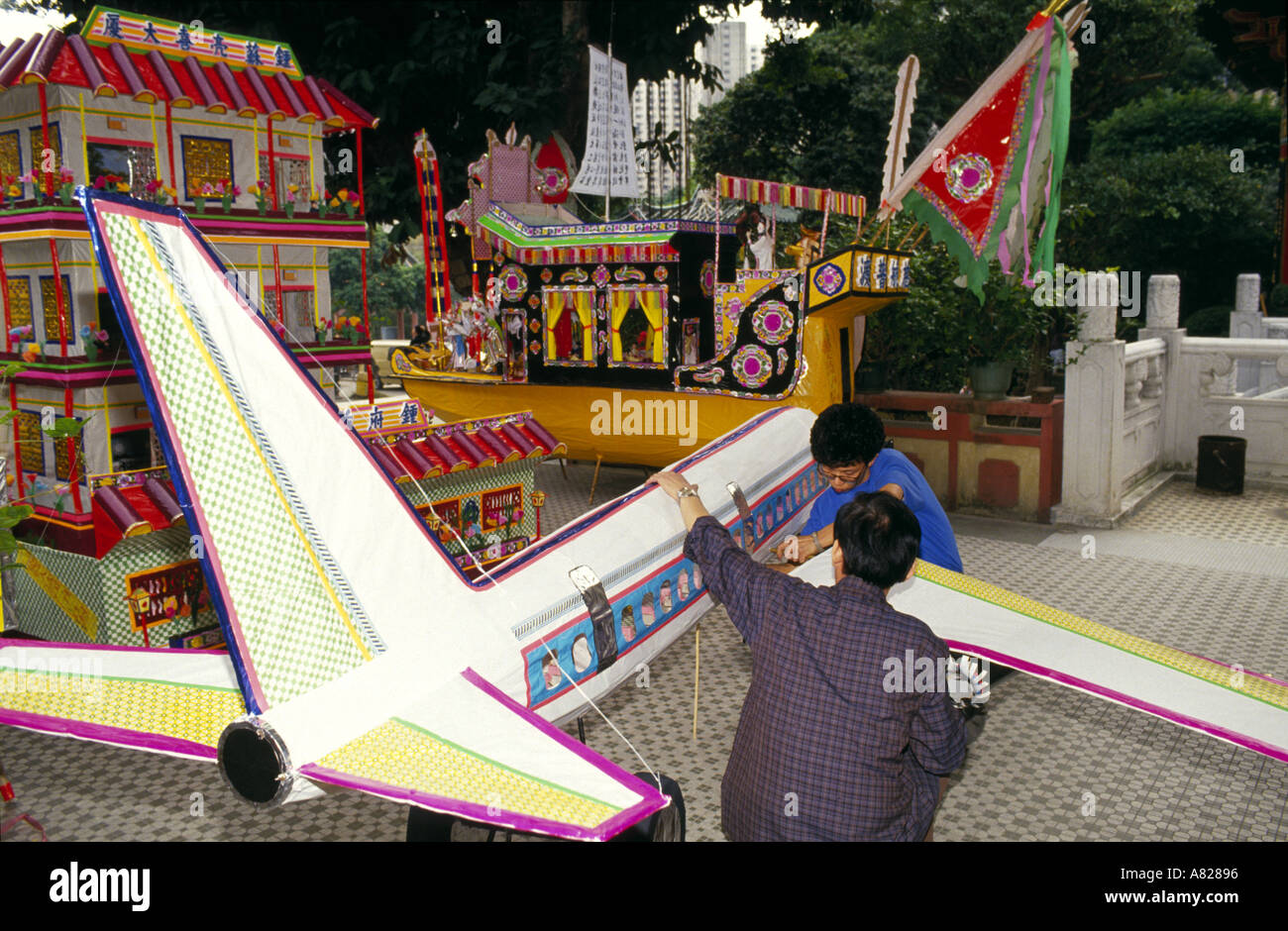 Papier Angebote Flugzeug großes Haus großes Boot etc. in Ching Chung Koon Tempel neue Gebiete Hongkong china Stockfoto