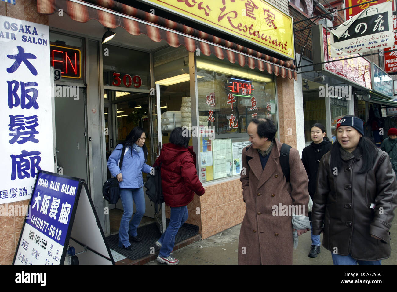 Menschen in Chinatown in Toronto Kanada Stockfoto