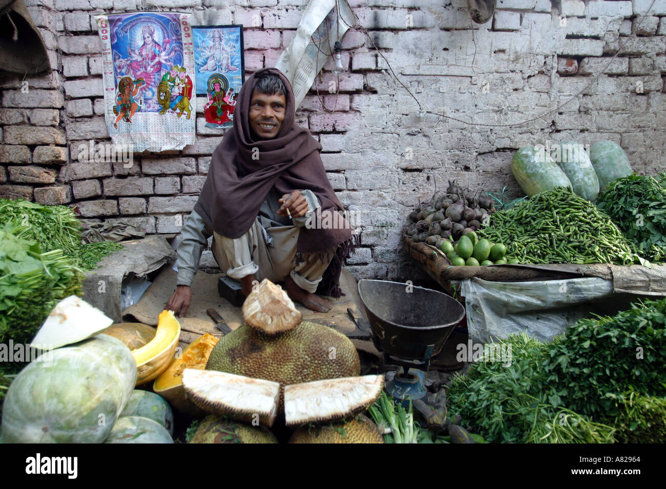 Ein Mann verkauft Gemüse am Markt in Pahar Ganj in Delhi Indien Stockfoto