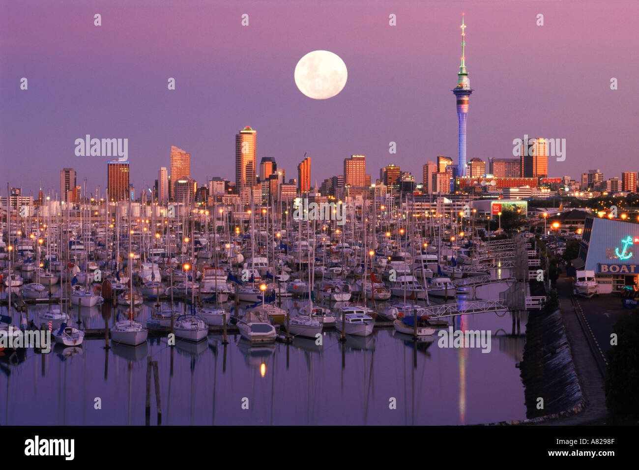 Mond-Einstellung über Waitemata Harbour (Westhaven Harbour) mit Sky Tower in Auckland skyline Stockfoto