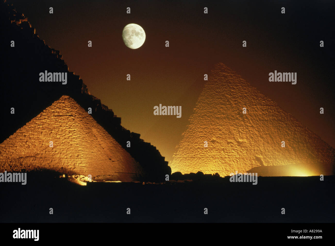 Mond über Pyramiden von Gizeh in der Nacht in Ägypten Stockfoto