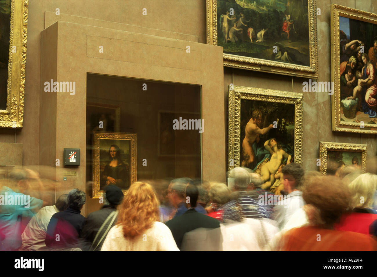 Besucher betrachten Gemälde der Mona Lisa von Leonardo da Vinci in der großen Galerie des Louvre-Museums Stockfoto