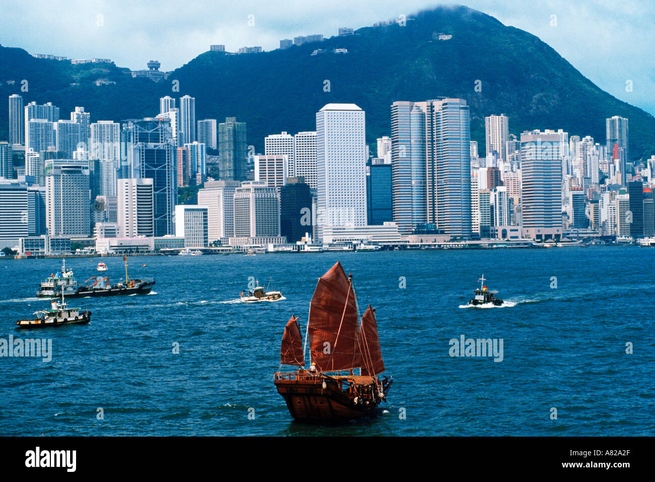 Alten Kram mit roten Segeln vorbei an Hong Kong skyline Stockfoto