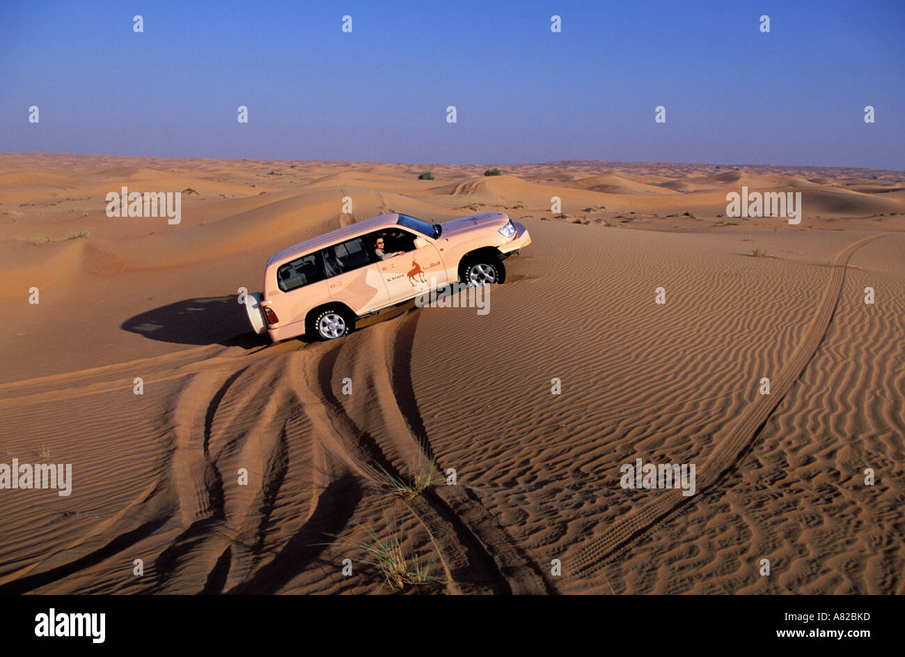Dubai, Vereinigte Arabische Emirate, Auto Allradantrieb in den Dünen von Al Maha Hotel gesehen Stockfoto