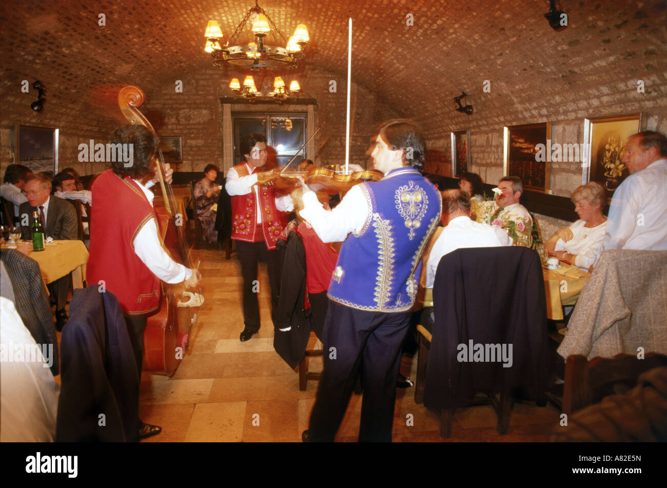 Ungarische Zigeunermusik in Cittadella Restaurant in Budapest Stockfoto