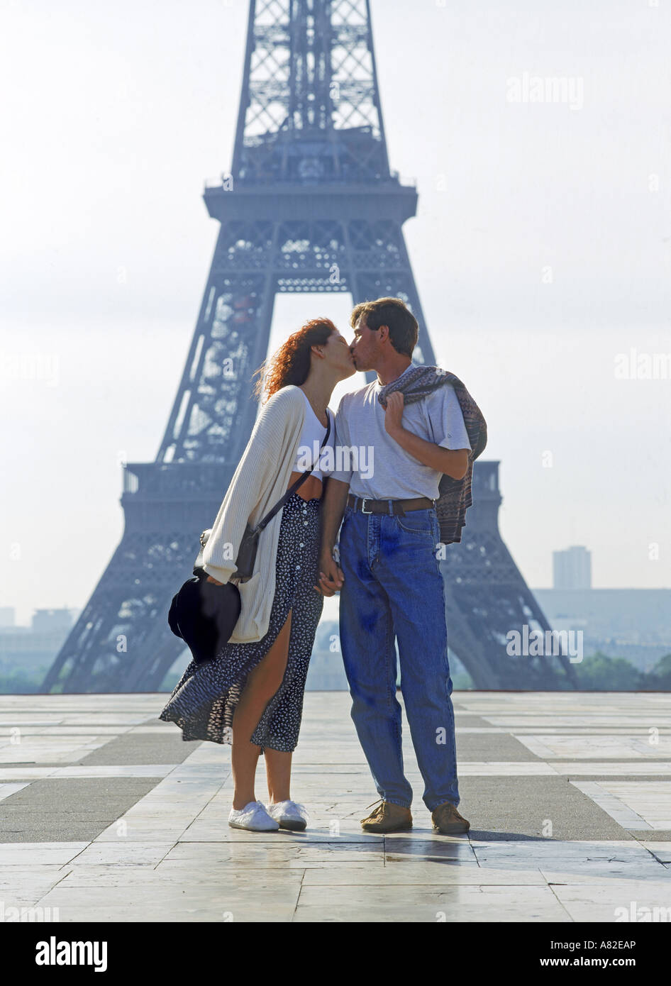 Paar küssen am Palais de Chaillot in Paris mit Eiffelturm Stockfoto