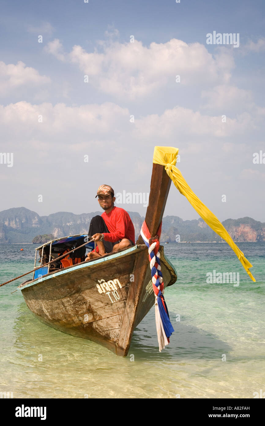 Lange Rute (Longtail) Boot vertäut am Ufer Provinz Krabi, Thailand Andaman Meer. Stockfoto