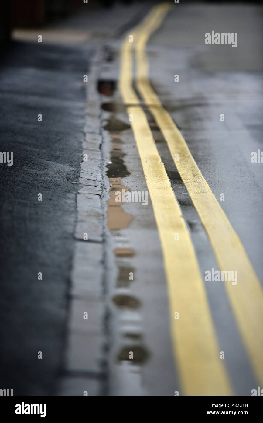 Doppelte gelbe Linien an der Seite einer Straße in Stratford-upon-Avon in Warwickshire UK Stockfoto