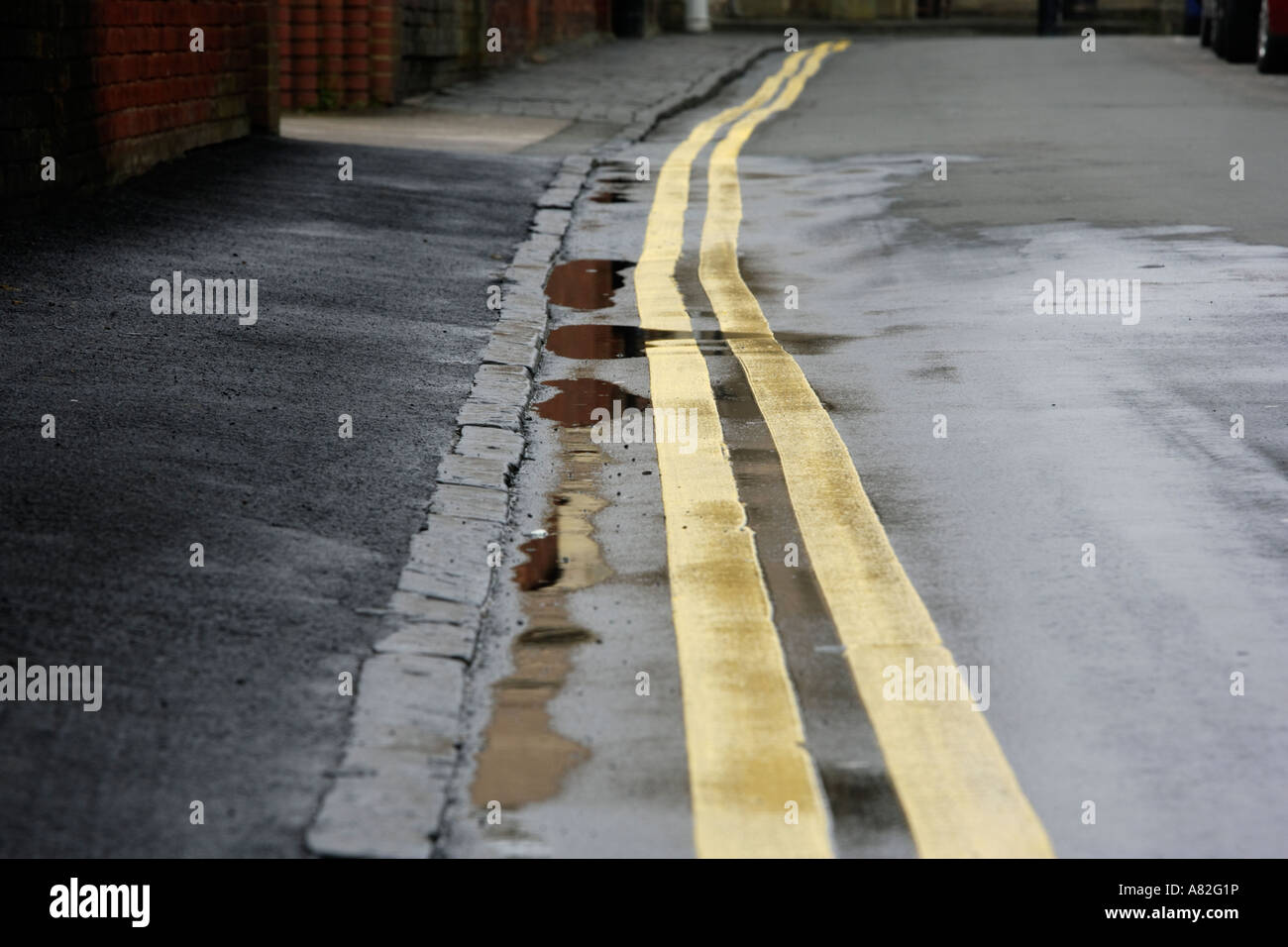 Doppelte gelbe Linien an der Seite einer Straße in Stratford-upon-Avon in Warwickshire UK Stockfoto