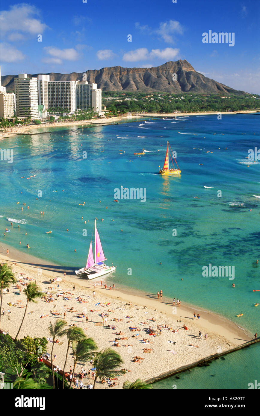 Waikiki Beach und Diamond Head mit Strand und Katamarane auf der Insel Oahu in Hawaii Stockfoto