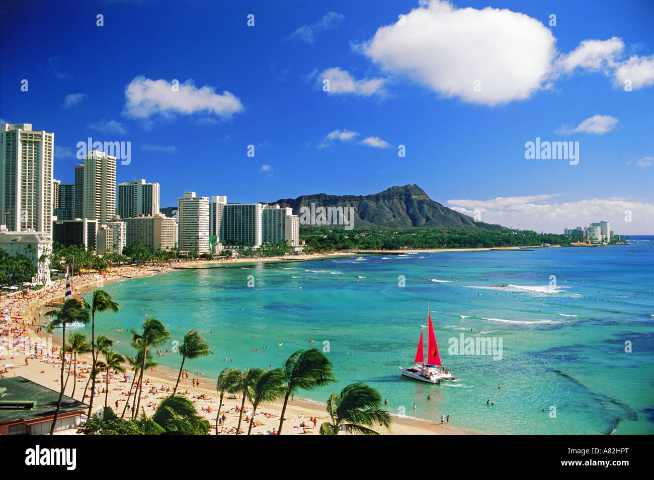 Waikiki Beach und Diamond Head mit Katamaran und Beach front Hotels auf der Insel Oahu in Hawaii Stockfoto