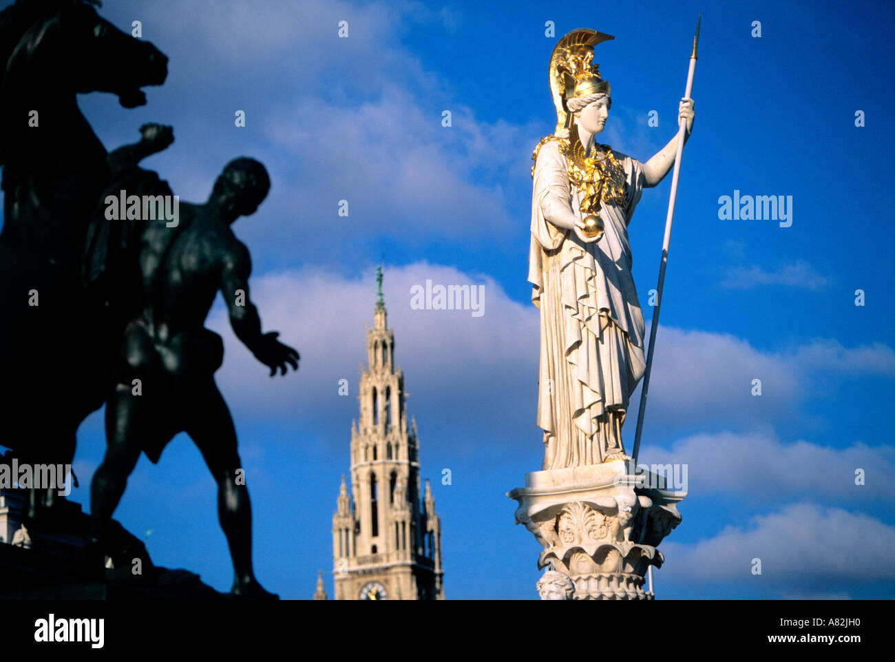 Österreich, Wien, des Parlaments Detail und Blick auf das Rathaus im Hintergrund Stockfoto