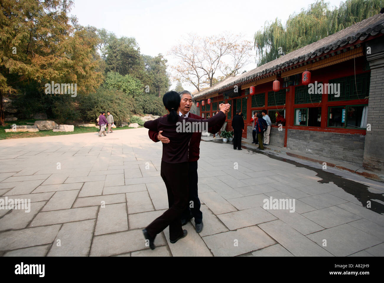 China, Beijing, Tanzstunde im Behai Park Stockfoto