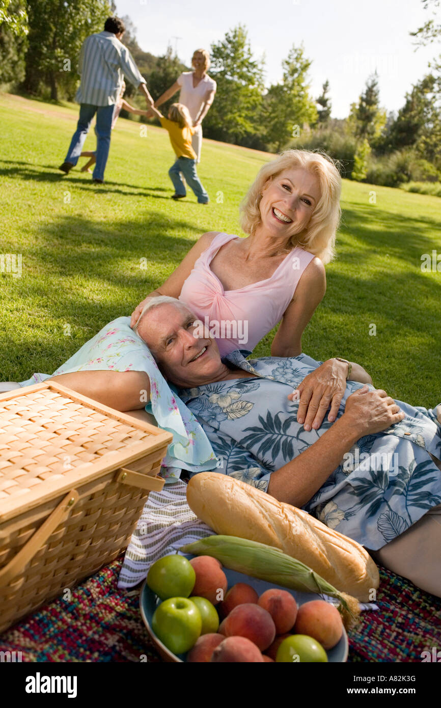 Großeltern und Familie in einem Park mit einem Picknick Stockfoto