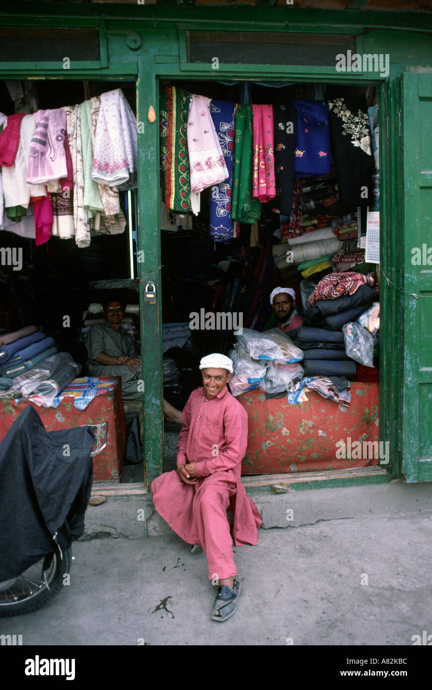 Pakistan Azad Kaschmir Gilgit Männer in Stoff shop Saddar Basar Stockfoto