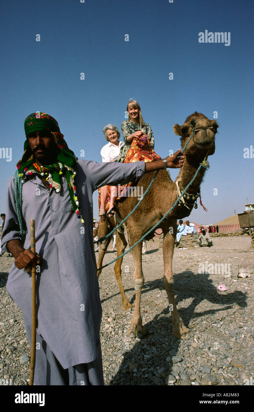 Karachi Pakistan Sind westliche Mutter und Tochter mit Frauen auf Kamel am Strand von Paradise Point Stockfoto