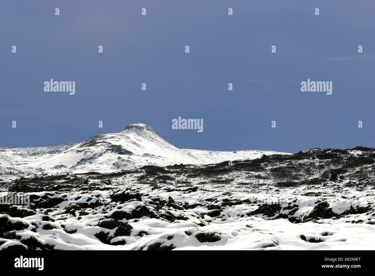 Schnee in Sand mir Kleifarvatn Island Stockfoto