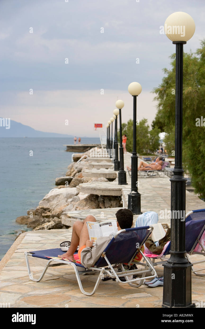 Menschen entspannen am Meer im schönen Hotel in Loutraki, Griechenland Stockfoto